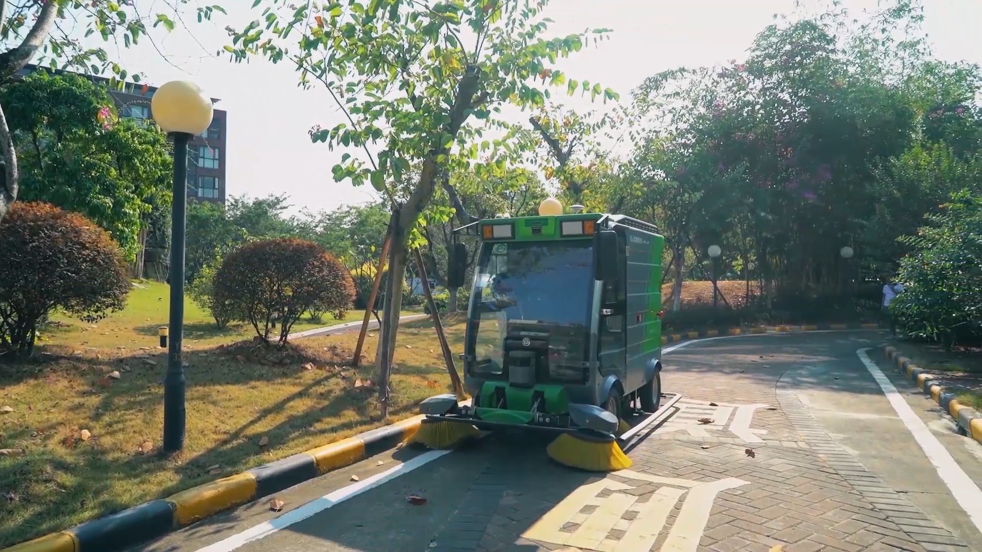 賽特智能：智賽潔凱得會(huì)科學(xué)廣場(chǎng)無(wú)人駕駛清掃車應(yīng)用