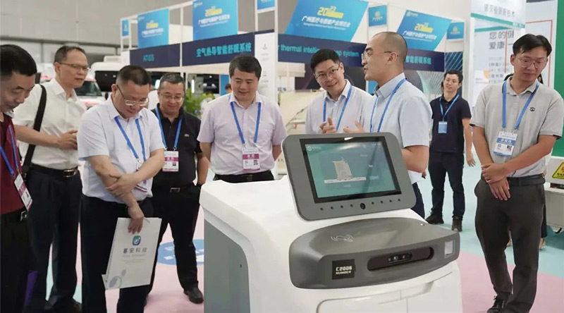 展會(huì)直擊丨賽特智能攜系列機(jī)器人亮相廣博會(huì)，機(jī)器人應(yīng)用好評(píng)不斷！